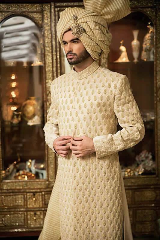 How to Choose Between Achkan and Sherwani for Grooms?